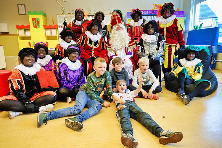 Aankomst van de Sint en zijn Zwarte Pieten in Waarder_138